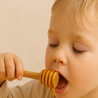 Miel de Manuka para niños - un niño con una cuchara de miel