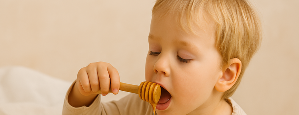 Miel de Manuka para niños - un niño con una cuchara de miel
