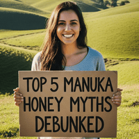Los 5 principales mitos sobre la miel de Manuka desmentidos - mujer sosteniendo un cartel